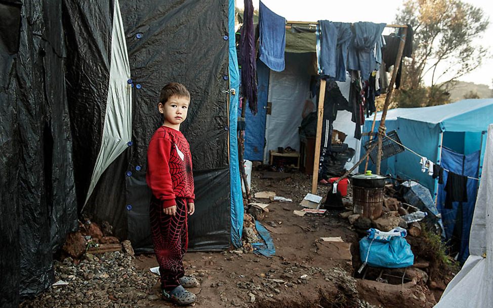 Flüchtlingslager Griechenland: Ein Junge steht zwischen den Zeltunterkünften.