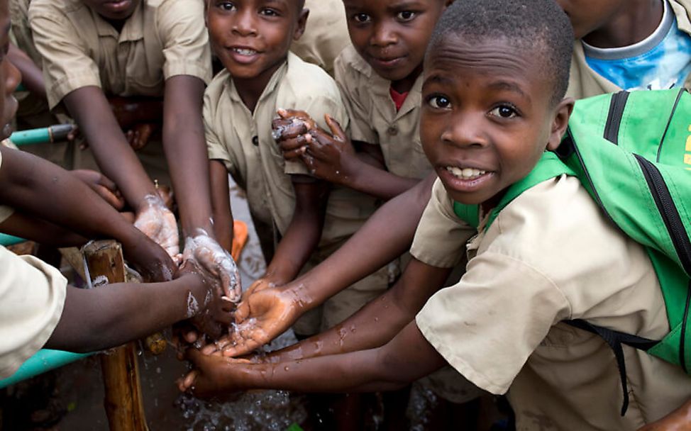 Schutz vor dem Coronavirus: Schüler in Burundi waschen sich die Hände mit Seife