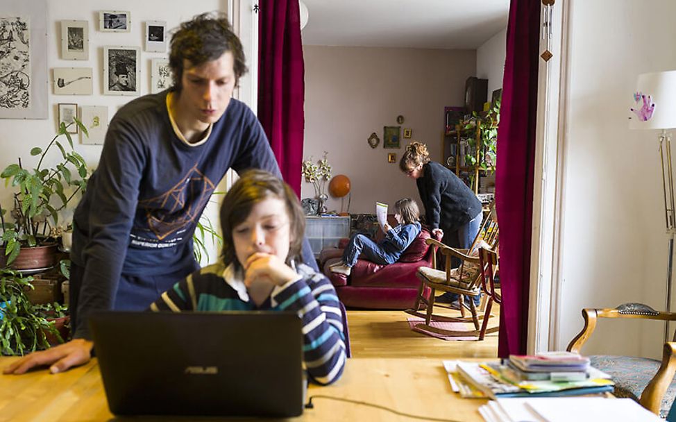 Homeschooling: Kinder lernen zuhause von ihren Eltern.