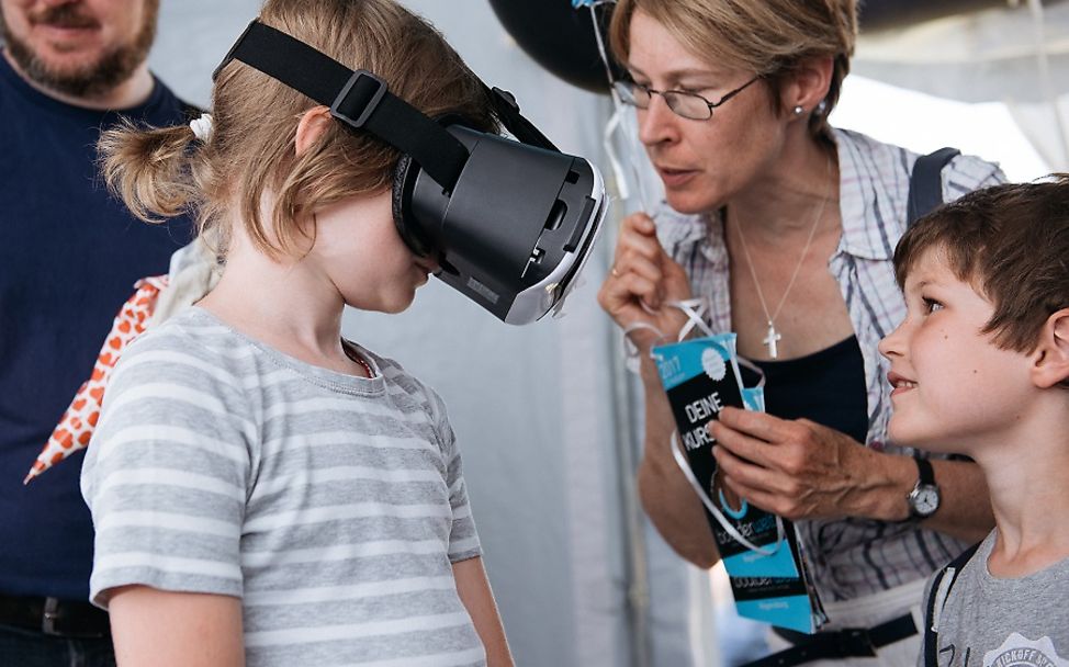 Regensburg: Ein Kind hat eine VR-Brille auf