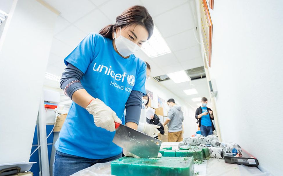 Eine UNICEF-Mitarbeiterin verarbeitet die Seife | © UNICEF/UNI314085/Chan