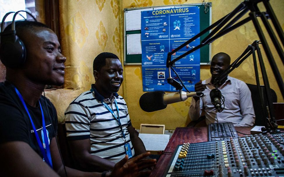 UNICEF-Mitarbeiter zu Gast bei einem lokalen Radiosender | © UNICEF/UNI315548/Ongoro