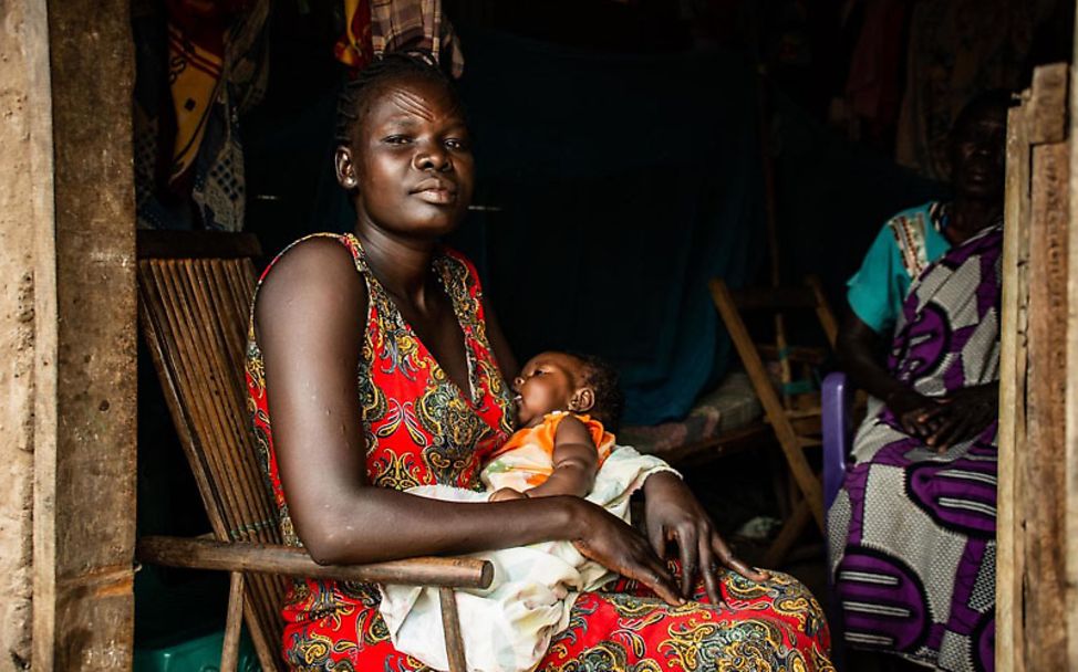 Südsudan: Eine Mutter stillt ihr Baby | © UNICEF/UNI315612/Ongoro