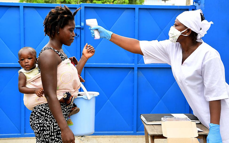 Eine Mutter wird auf den Coronavirus getestet | © UNICEF/UNI316672// Frank Dejongh