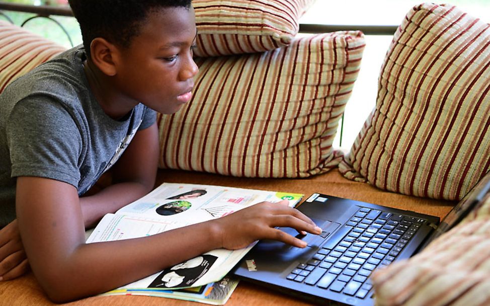 Ein Junge lernt am Laptop von zu Hause | © UNICEF/UNI318705/Frank Dejongh