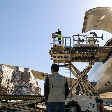 Iran: UNICEF-Hilfsgüter werden vom Flugzeug abgeladen.