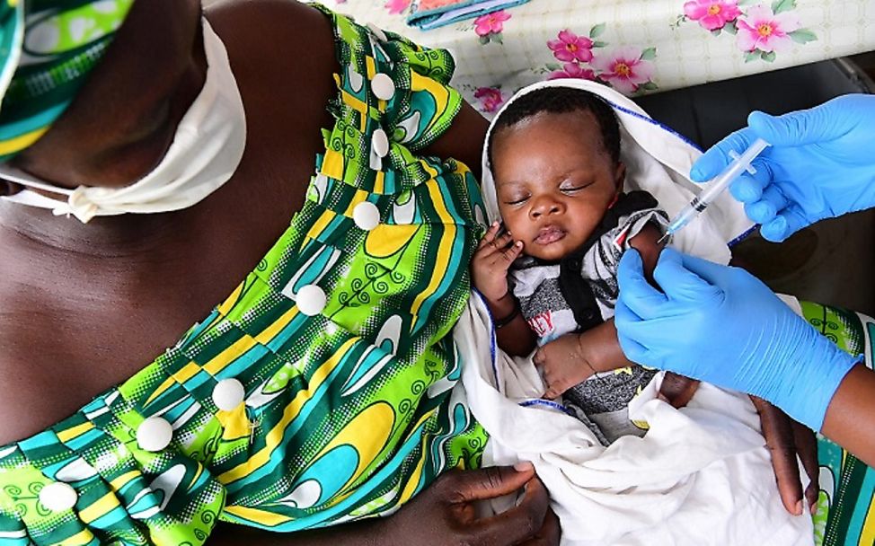 Elfenbeinküste: Ein Baby wird im Arm der Mutter geimpft.
