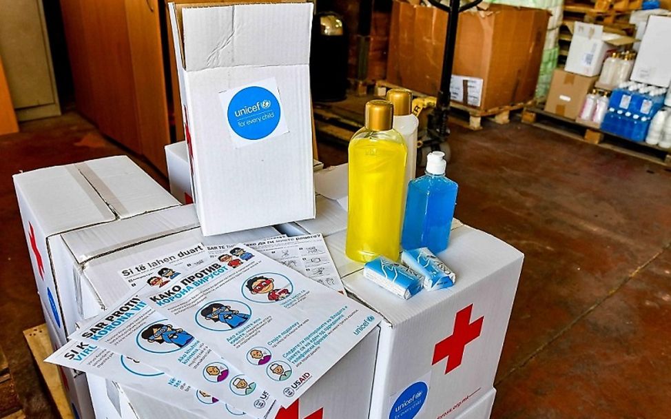 Corona-Pandemie: Die UNICEF-Hilfsgüter werden gezeigt.