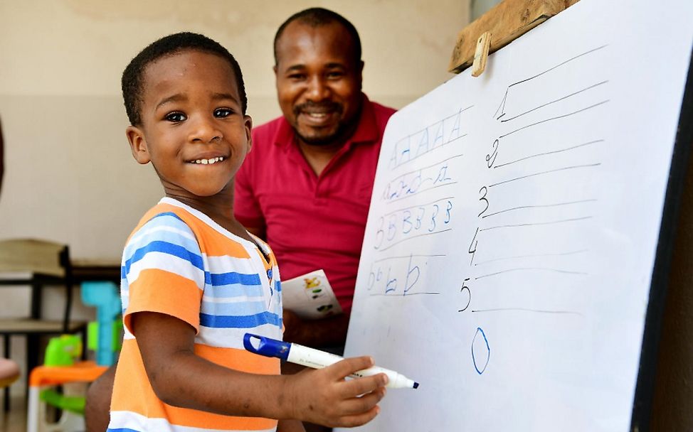 Corona: Ein Junge an der Elfenbeinküste lernt zuhause.