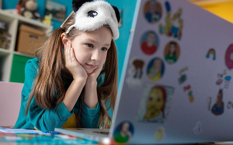 Ukraine: Zlata (7) sitzt vor ihrem Computer und lernt für die Schule.