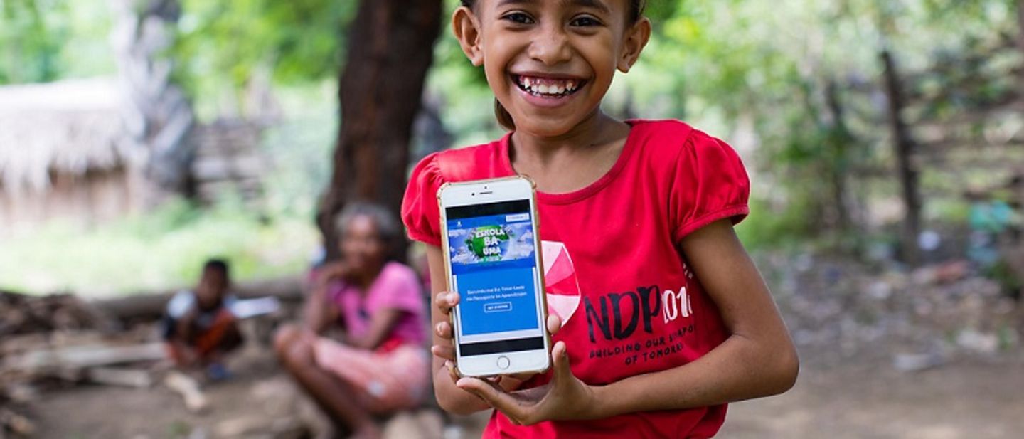 Corona: Ein Mädchen in Timor-Leste lernt über eine Online-Plattform.