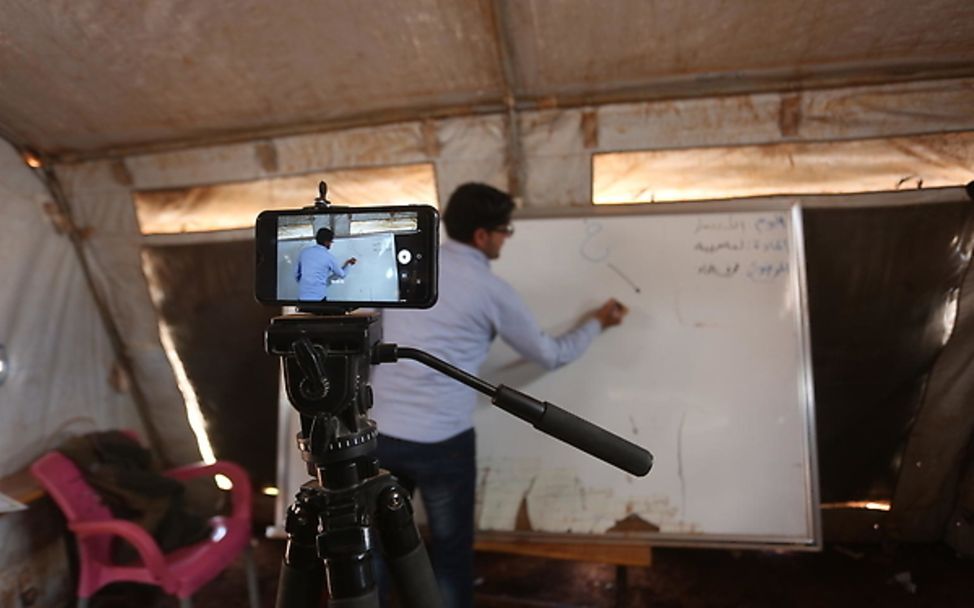 Ein Lehrer in Syrien nimmt ein Handyvideo auf.