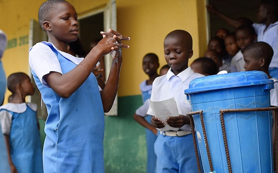 Nigeria: Ovuoke (13) und Mark (12) zeigen wichtige Hygienetipps.