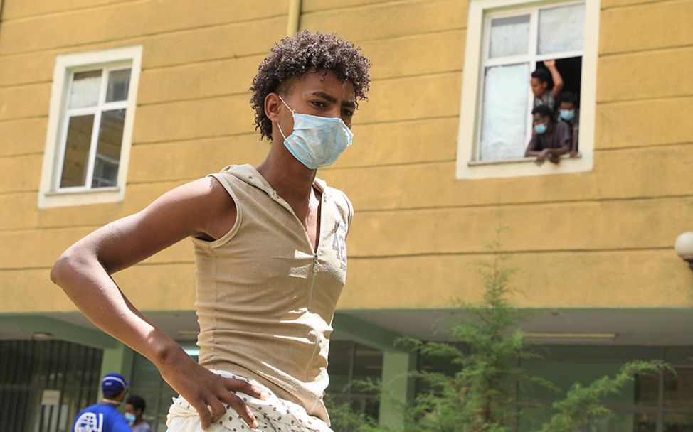 Äthiopien: Berhan (17) im Vorgarten der Civil Service University in Addis Ababa.