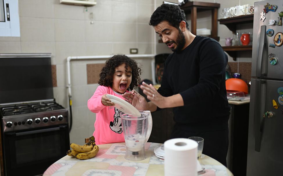 Ägypten: Vater und Tochter mixen in der Küche einen Smoothie.