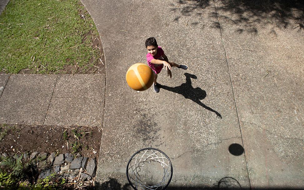 Panama: Mila (10) spielt alleine auf ihrem Hof Basketball.