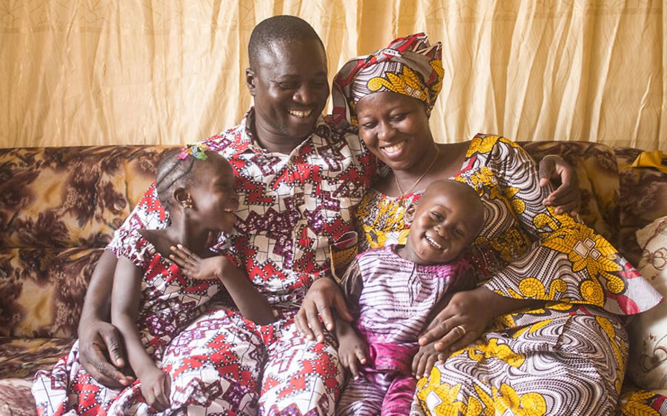 Mali: Mady (6) und Harouna (2) mit ihren Eltern
