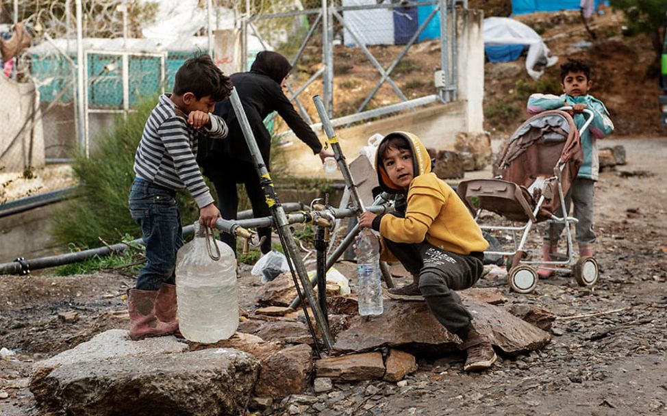 Griechenland: Kinder eines Flüchtlingslagers füllen ihre Wasserkanister auf.