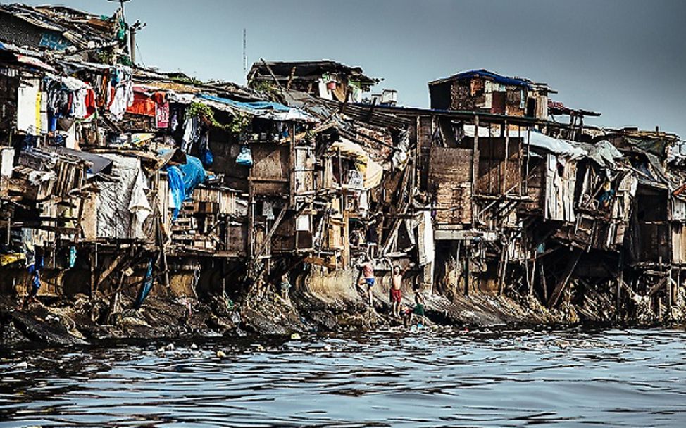 Philippinen: Das Slum Tondo grenzt an verschmutztes Wasser.