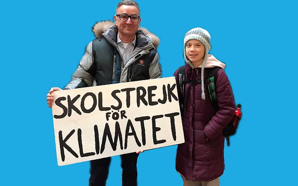 Greta Thunberg steht mit ihre Schulstreik fürs Klima-Schild neben Djaffar Shalchi, der Gründer von Human Act.