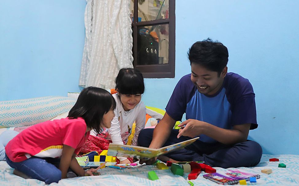 Indonesien: Kimy lernt und spielt zuhause mit ihrem Vater und ihrer Schwester.