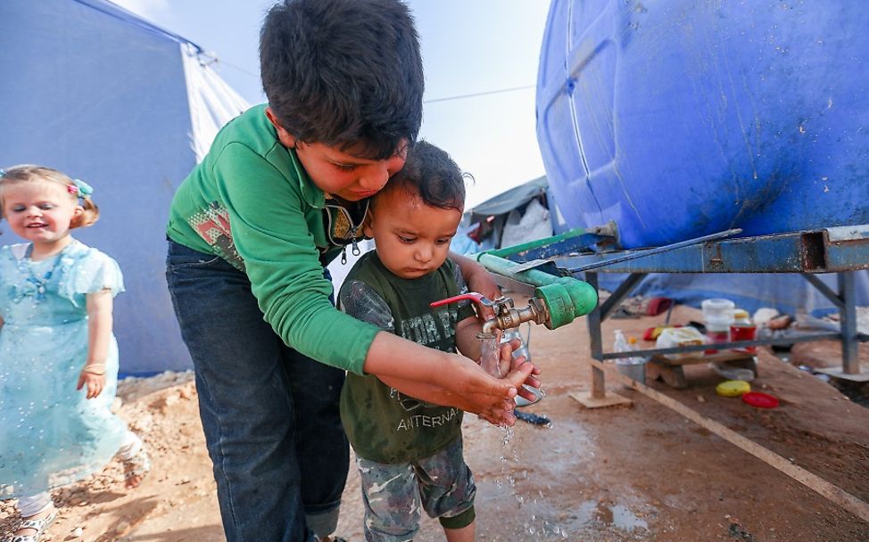 Syrien: Zwei Jungen waschen sich die Hände in einem Flüchtlingslager.