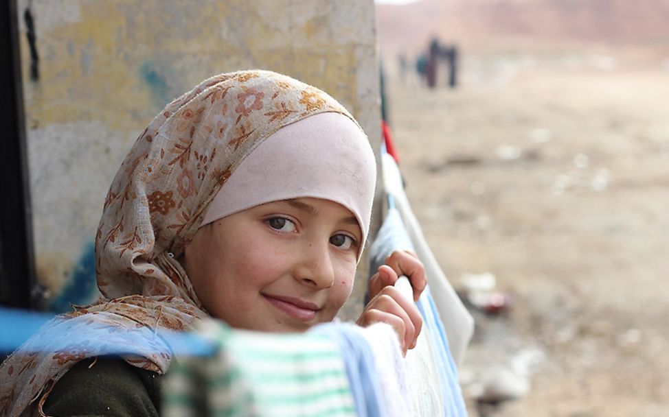 Syrien: Boushra (9) wartet an einer Wäscheleine neben ihrem neuen Zuhause.