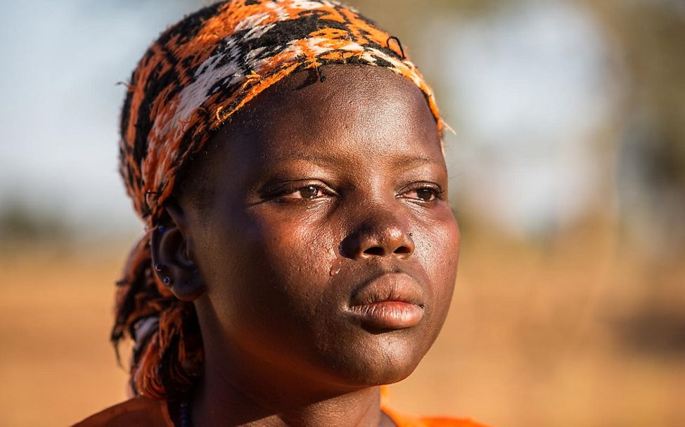 Burkina Faso: Ein Mädchen schaut traurig in die Ferne.