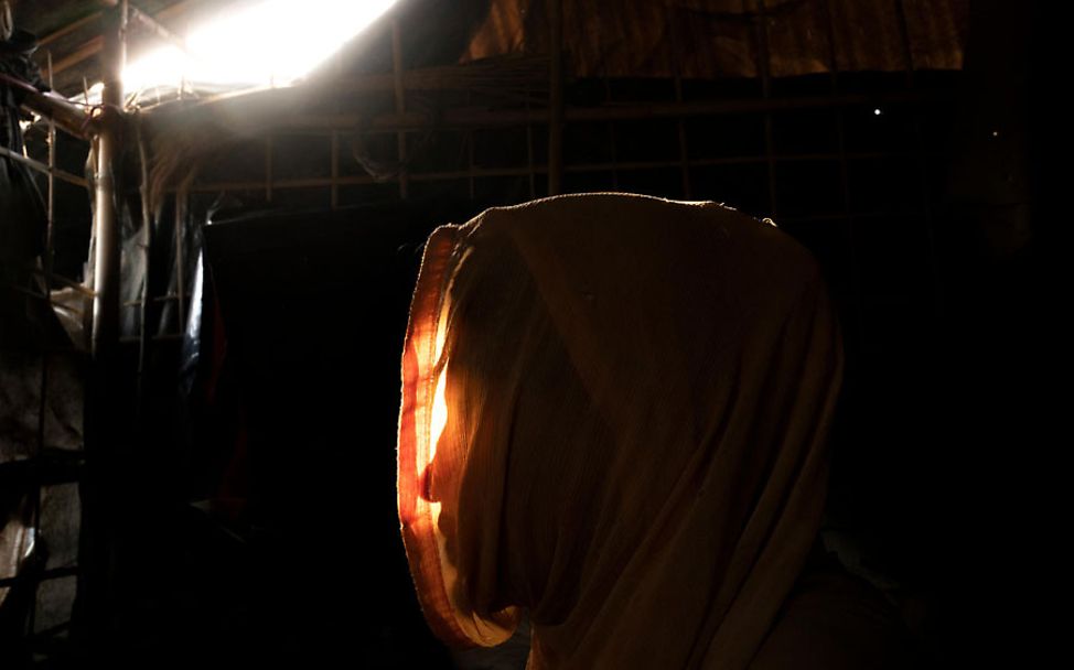 Bangladesch: Ein Rohingya-Mädchen sitzt im Schatten in einem Zelt