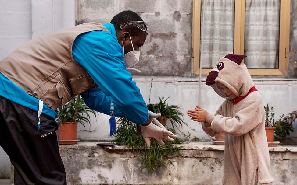 Corona in Rom: UNICEF-Helfer Abdoul zeigt Francesca, wie sie sich richtig die Hände wäscht