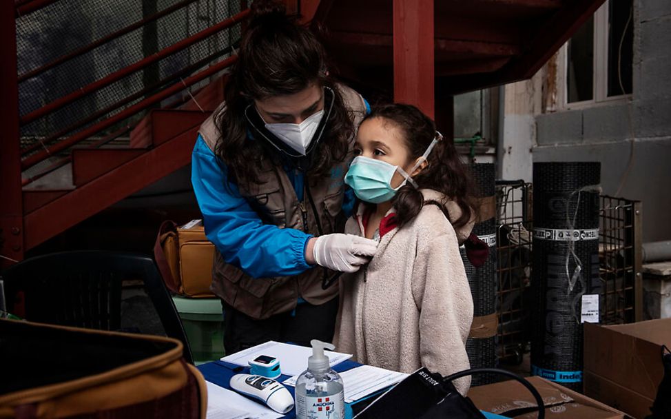 Corona in Rom: Francesca wird in der mobilen Klinik untersucht