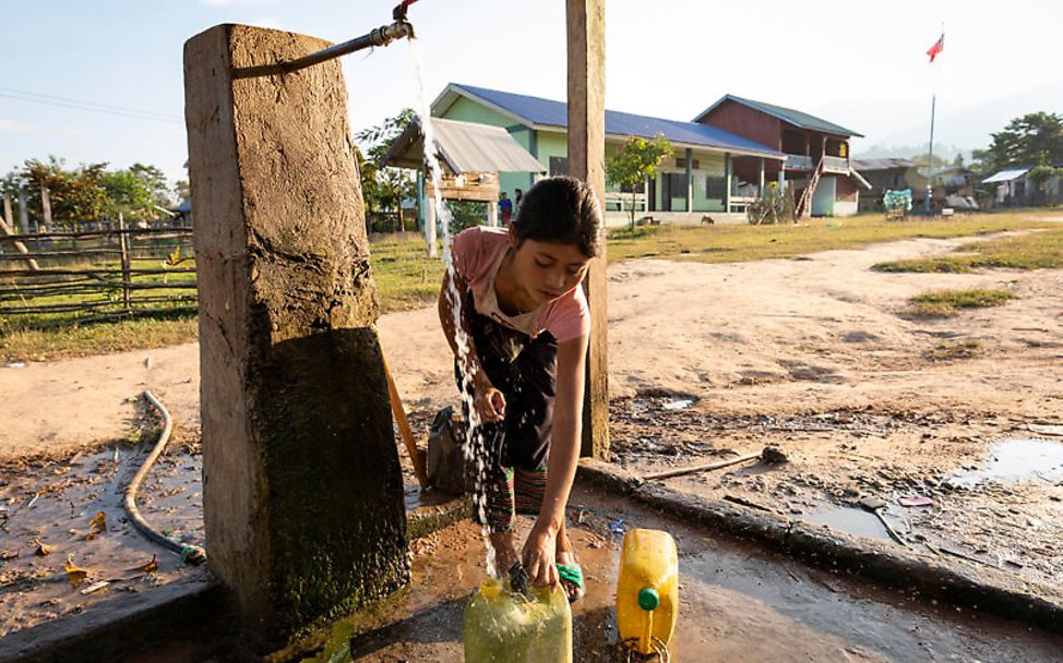 Laos: Ein Mädchen holt Wasser