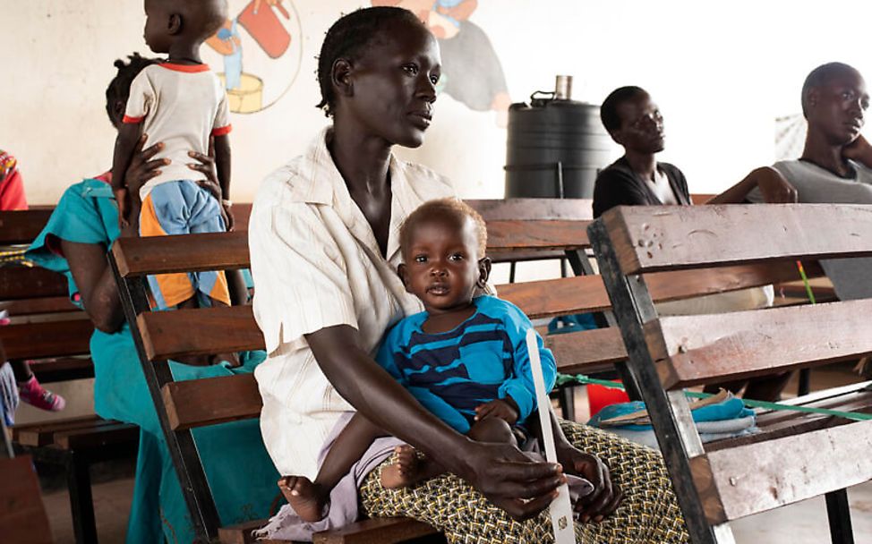 Corona im Südsudan: Mütter und Kinder warten im Ernährungszentrum