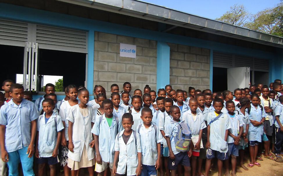 Madagaskar: Schule mit Let us Learn: Schüler posieren für ein Gruppenbild