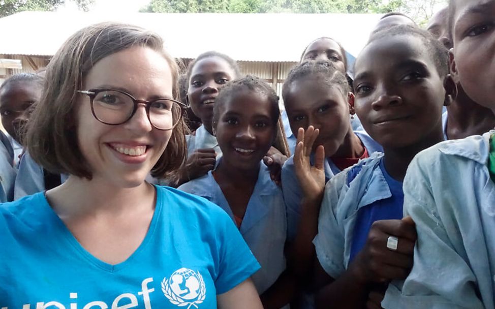 Schulbesuch in Madagaskar: UNICEF-Kollegin Lea Donalies mit Schülern