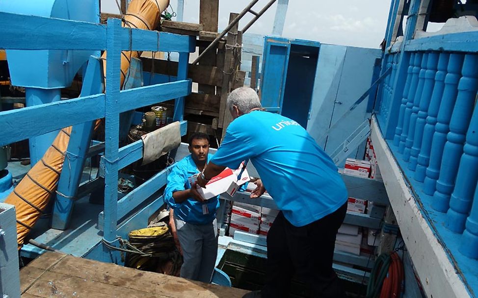 Jemen: UNICEF-Mitarbeiter entladen Hilfsgüter von einem Fischerboot.