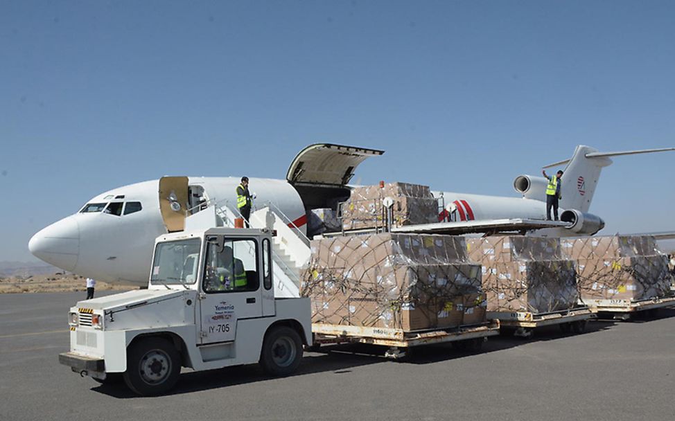 Jemen: Ein Flugzeug mit Impfstoff-Paketen wird am Flughafen von Sanaa entladen.