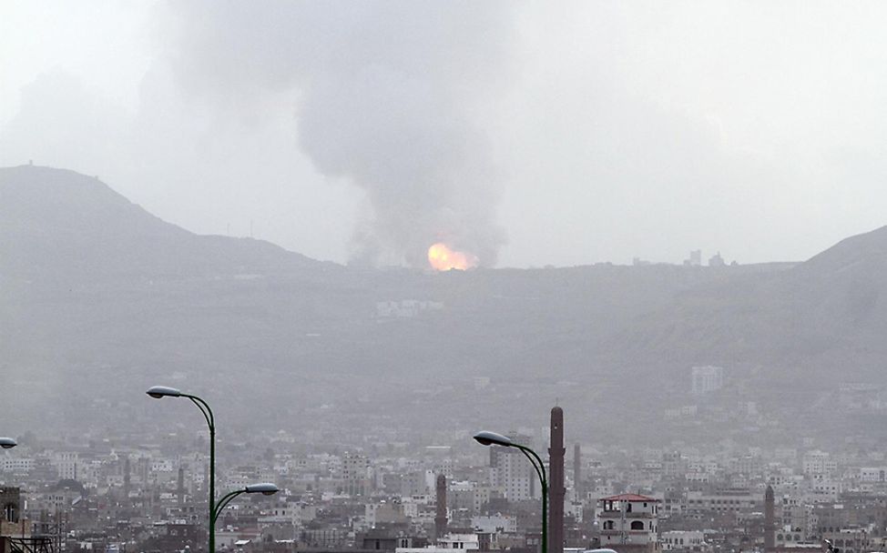 Jemen: Blick auf eine Explosion nach eines Luftangriffes auf ein Militärgelände.