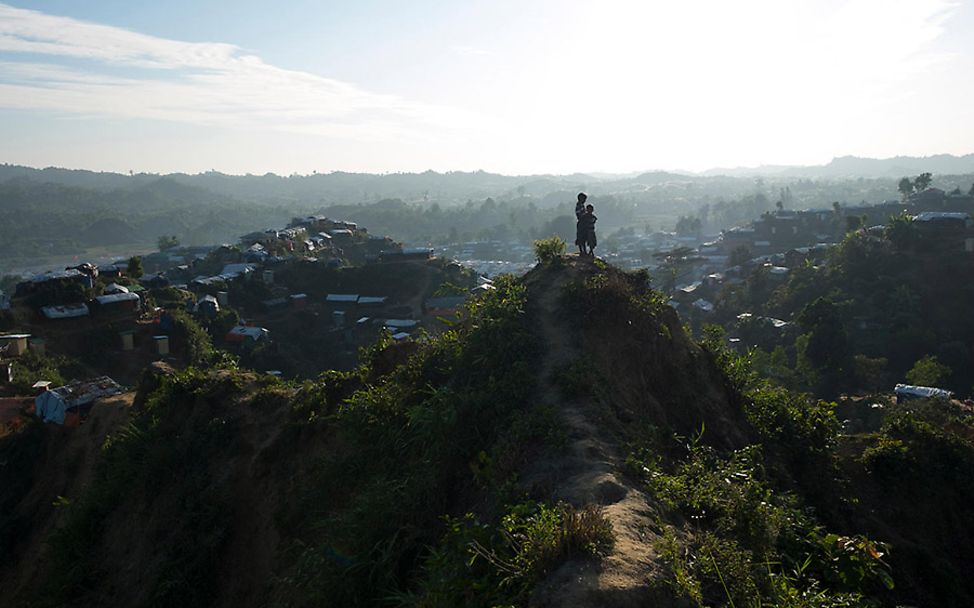 Bangladesch: Zwei Flüchtlingskinder schauen von einem Hügel aus über ihr Viertel Cox Bazaar.