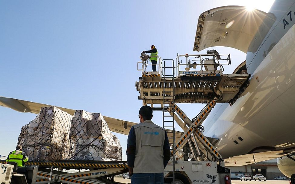 Iran: UNICEF-Hilfsgüter werden am Flughafen in Teheran ausgeladen.