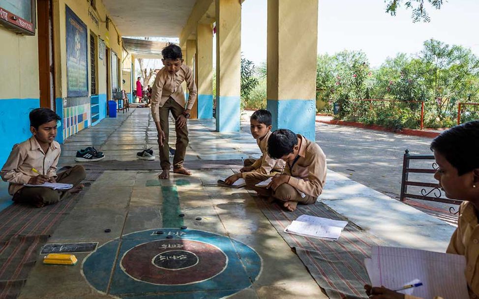 Schulkinder in Indien beim Lernen: UNICEF bekämpft Zwangsarbeit und Kinderarbeit und setzt sich für Schulbildung ein.