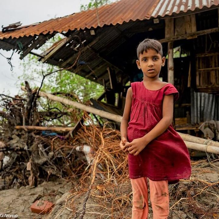 Zyklon Amphan in Bangladesch: Ein Mädchen steht vor einem zerstörten Haus