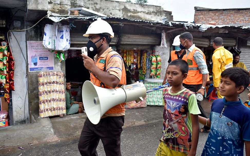 Zyklon Amphan Bangladesch: Helfer warnen die Menschen per Megafon