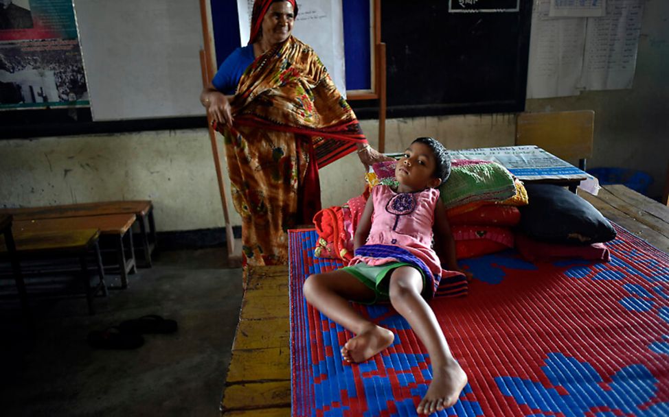 Zyklon Amphan Bangladesch: ein Kind und seine Mutter in einer Notunterkunft