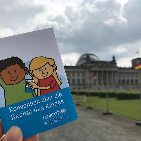 Die UN-Kinderrechtskonvention und das deutsche Bundestagsgebäude © UNICEF Berlin