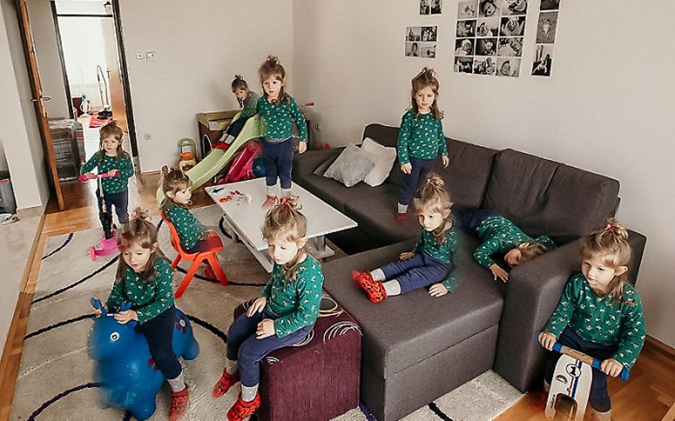 Bosnien und Herzegowina: Mädchen spielt im Wohnzimmer. 