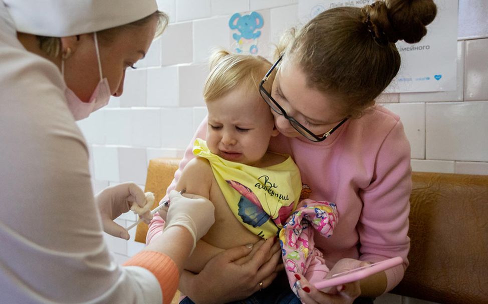 Impfungen Baby: Bei einer Impfung wird das körpereigene Immunsystem aktiviert. 