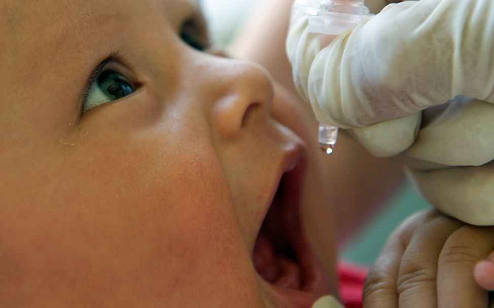 Impfungen Baby und Kleinkinder: Schluckimpfung für ein Kleinkind