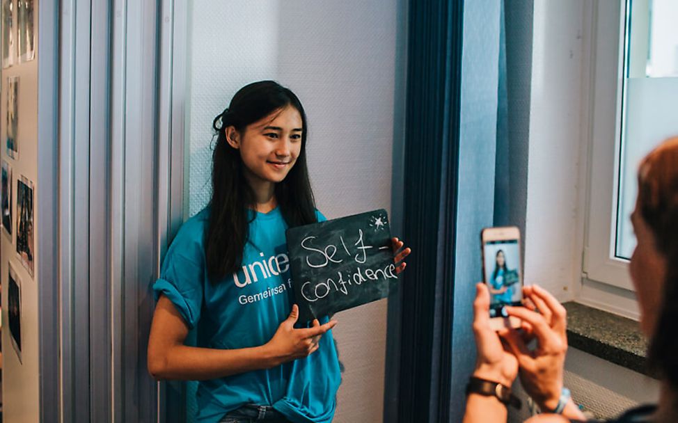 Eine UNICEF-Engagierte ruft zu mehr Selbstvertrauen auf