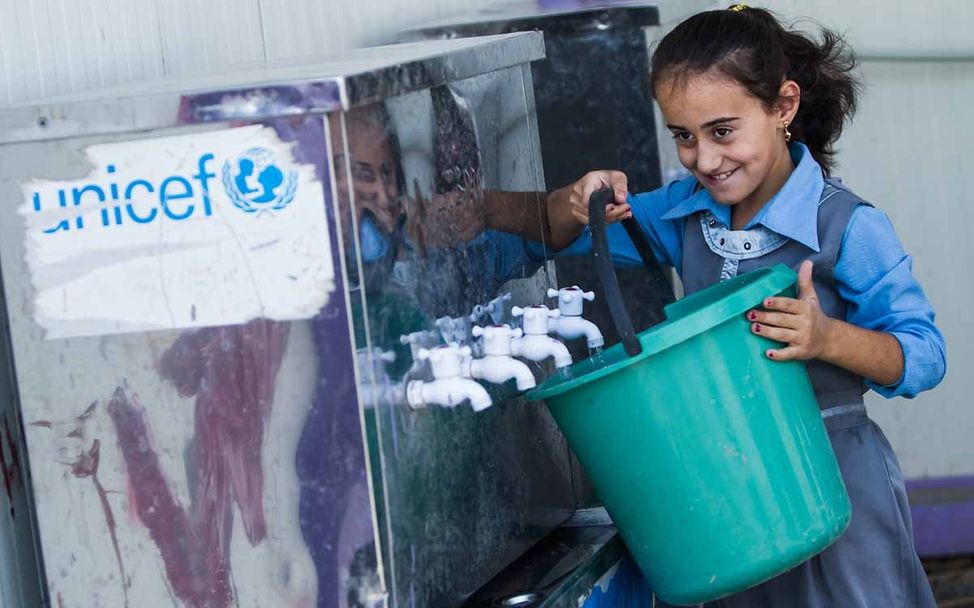 Syrien spenden: Sauberes Trinkwasser für Flüchtlingskinder.